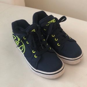 Heelys sneakers youth size 4 💚